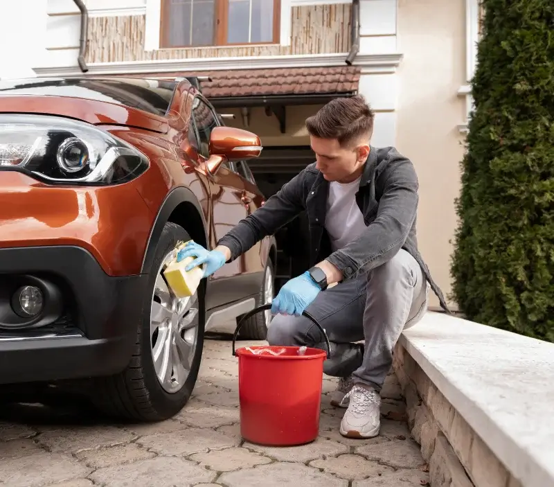 Lavage auto à domicile Masseret : professionnel intervenant sur un véhicule